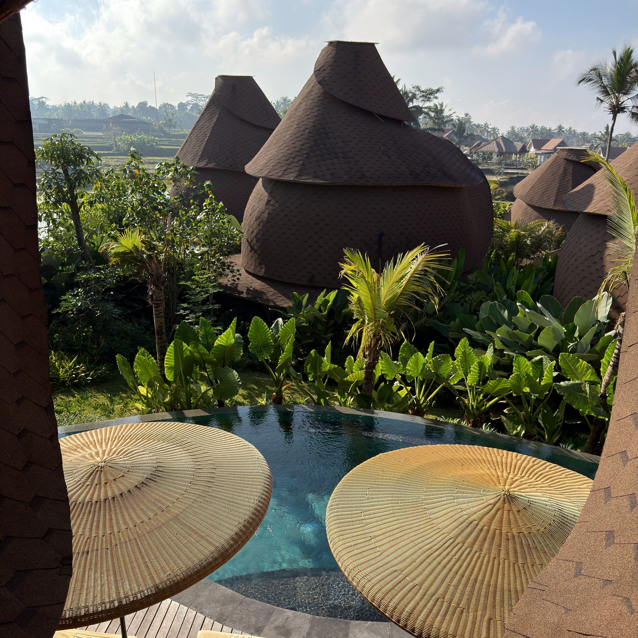 峇里島烏布 EQUIPOISE Luxury Eco Bamboo Resort,層疊屋頂的獨立客房散布在梯田之間