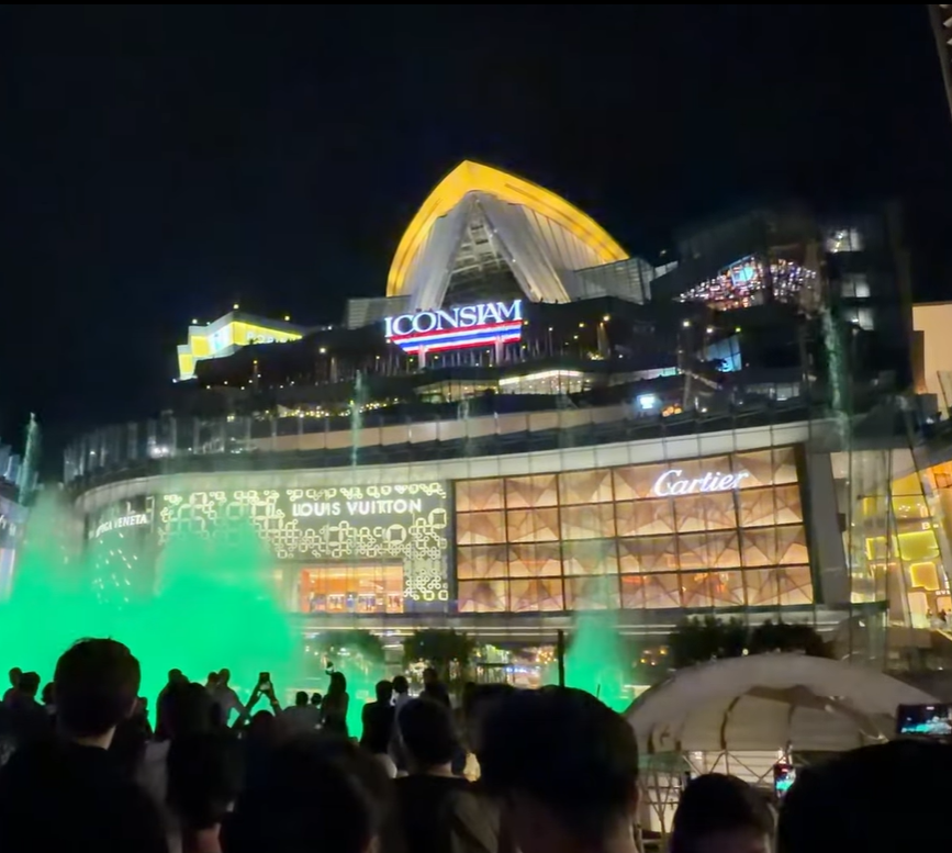 昭披耶河畔夜間水舞表演與觀看人群