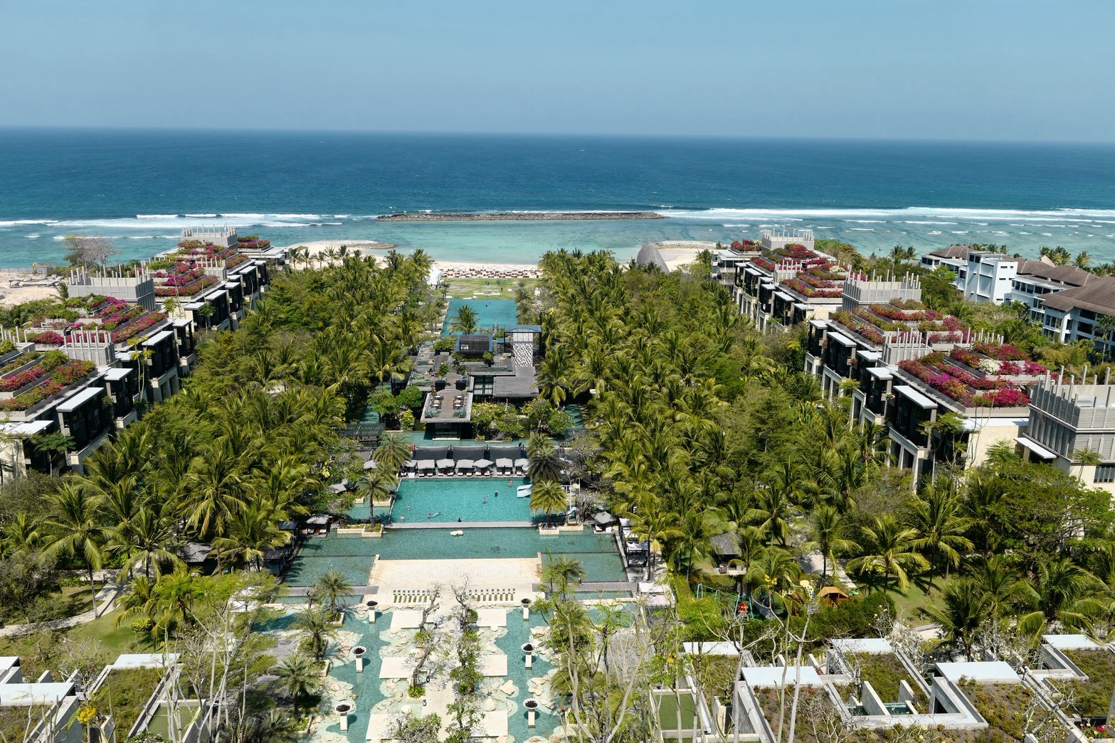 The Apurva Kempinski Bali 全區俯瞰,中軸對稱配置與層層退向海邊的客房