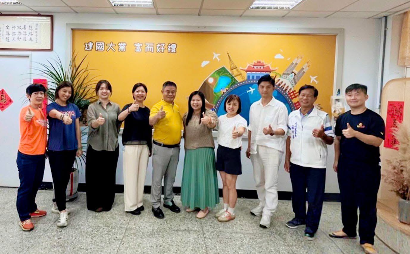 郭財寶所長與群悅團隊拜訪建國國中,於校長室合影