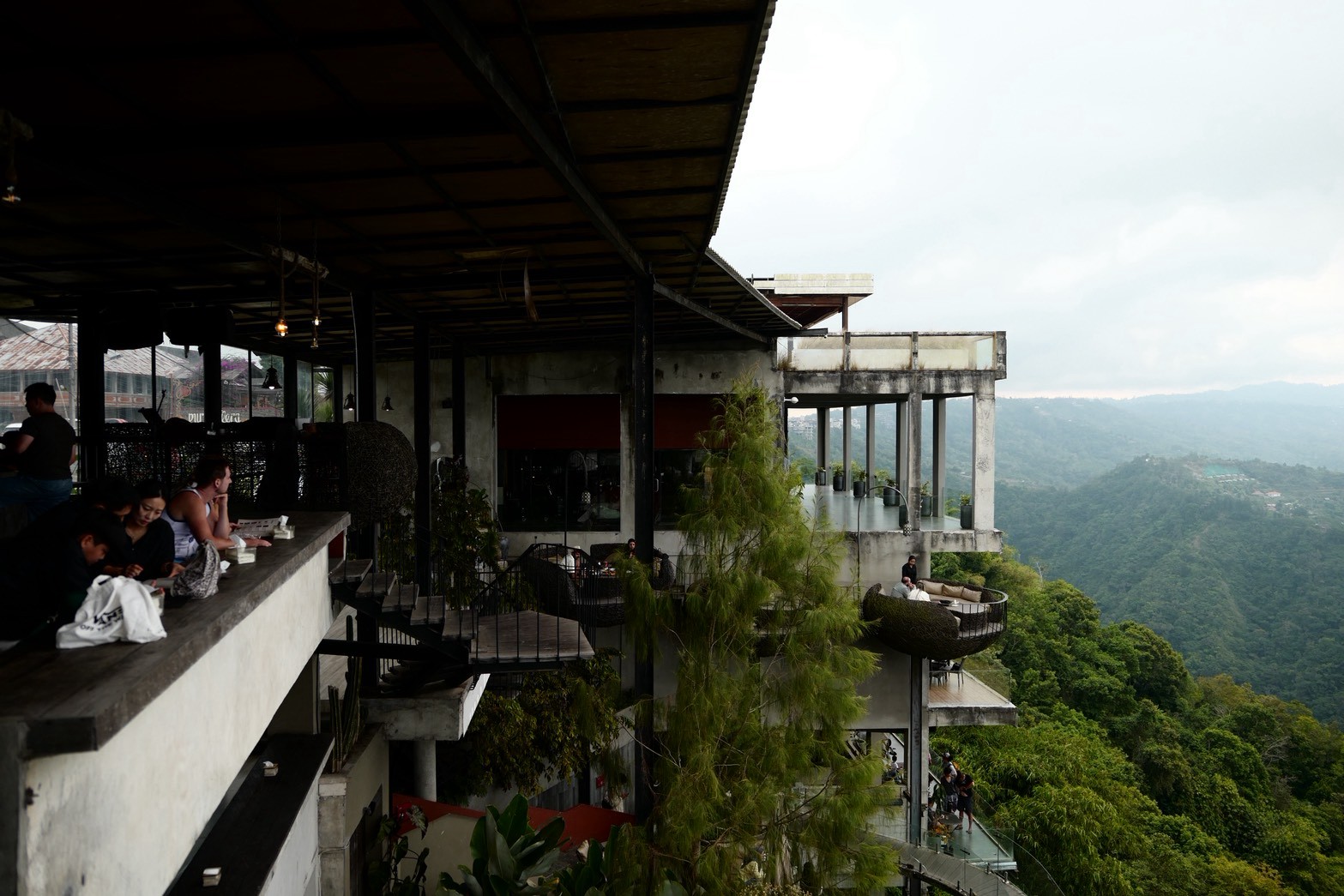 峇里島 Akasa Specialty Coffee 依山坡層退的建築與外挑座位區