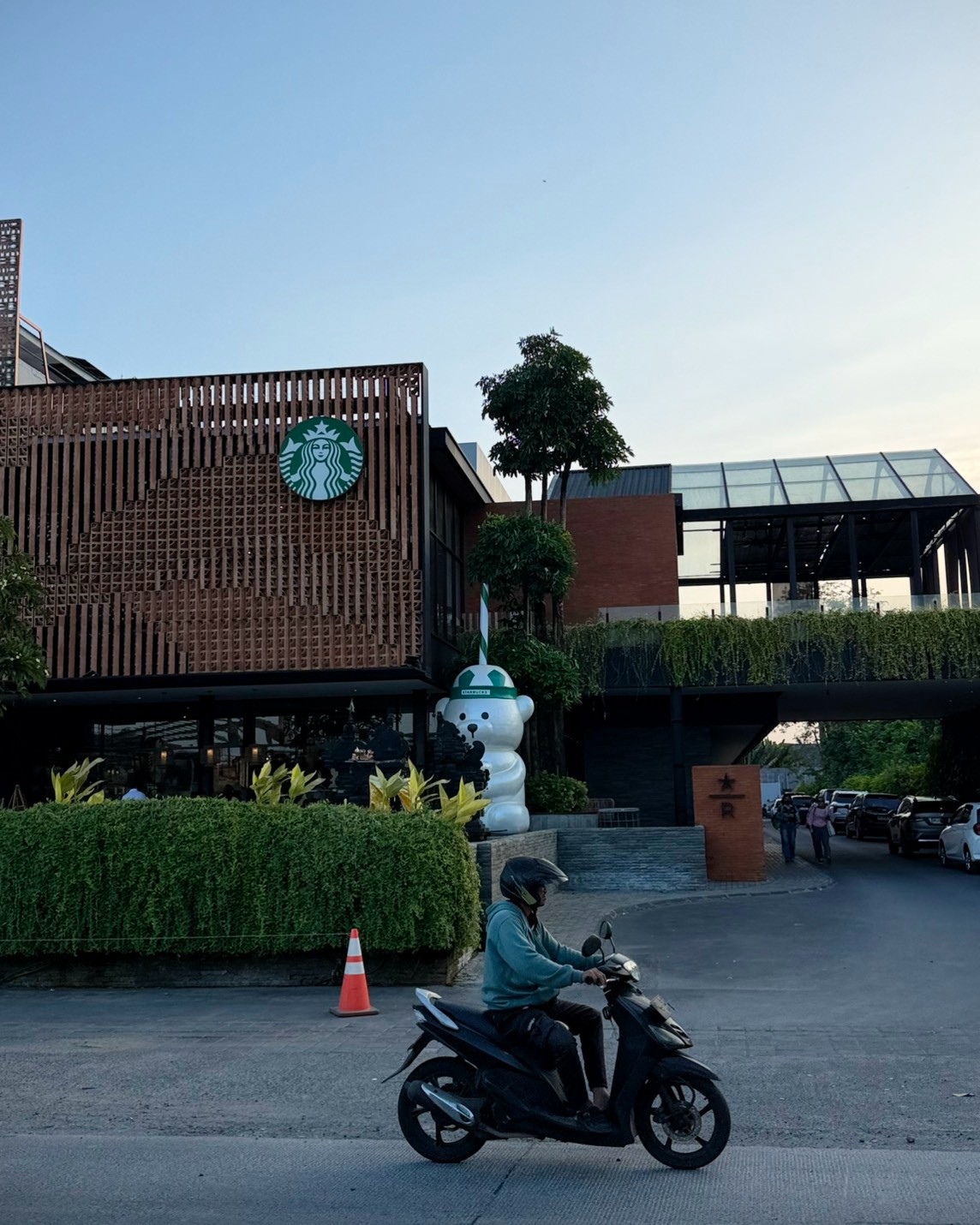峇里島 Starbucks Reserve Dewata 紅磚鏤空立面與木格柵外觀
